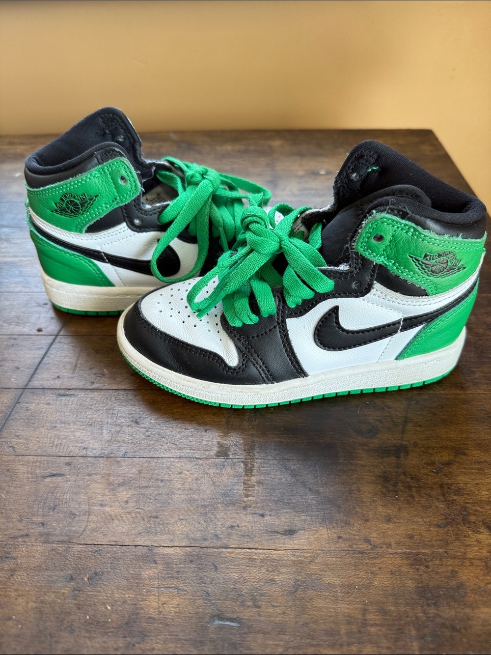 Nike Kids High-Top Sneakers in Green, Black & White